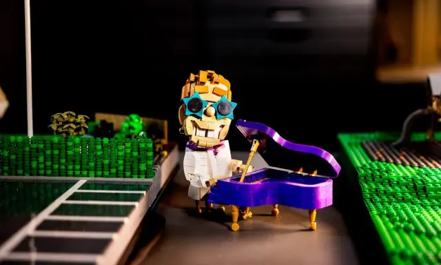 En Lego-version av Elton John spelar piano i en scen inspirerad av Lego Masters Sverige.