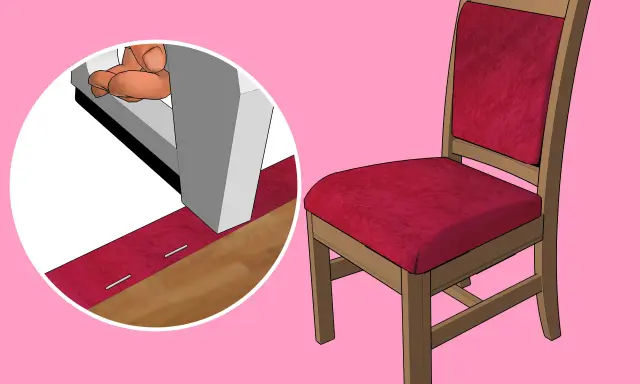 Come rivestire una sedia con schienale: dettaglio di una mano che fissa il tessuto con una sparapunti.