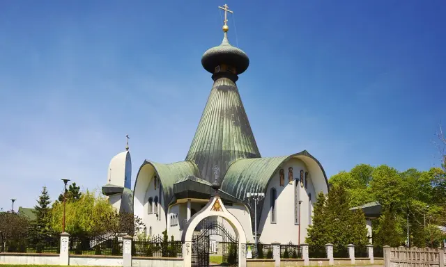 Piękna cerkiew w Polsce z charakterystyczną kopułą i krzyżem. Wspaniały przykład architektury sakralnej.