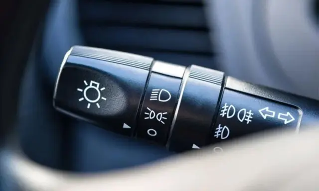 Palanca de luces del coche. Muestra los símbolos de luces bajas, altas y que luz antiniebla es obligatoria para visibilidad.