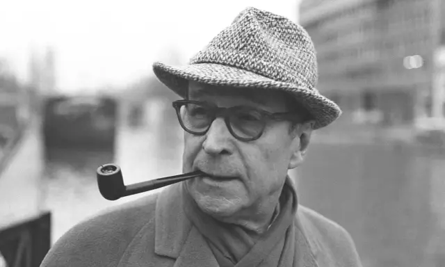 L'autore Georges Simenon con la pipa, un'immagine che evoca i suoi celebri maigret libri in ordine cronologico.