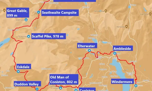 Karte des Lake District mit markierten Wanderwegen und Gipfeln wie Scafell Pike.