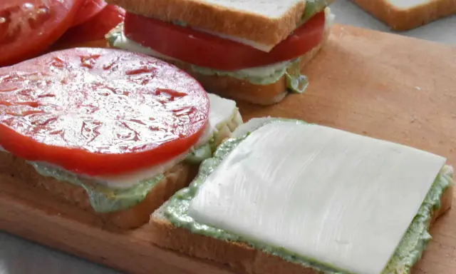 Kanapki z pomidorami i serem, gotowe do zrobienia pysznego panini.