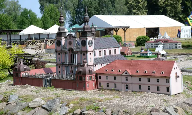 Mazurolandia i park miniatur Warmii i Mazur: miniatury zabytkowych budowli, w tym kościoła i pałacu, na tle zieleni.