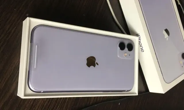 Nowy, fioletowy iPhone 11 w pudełku.