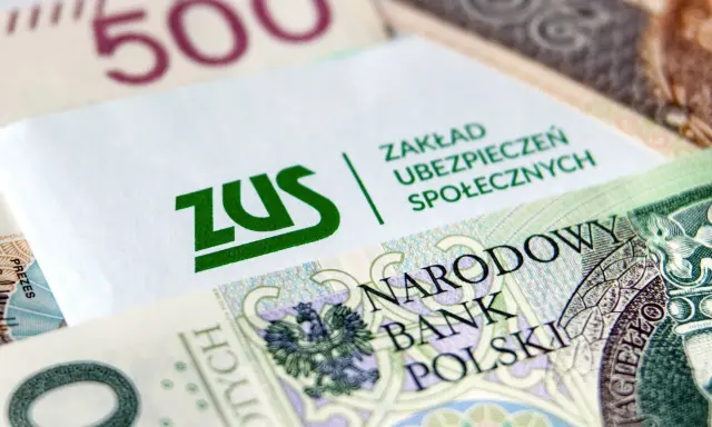 ZUS i polskie banknoty. Dowiedz się, jakie składki obejmuje umowa zlecenie.