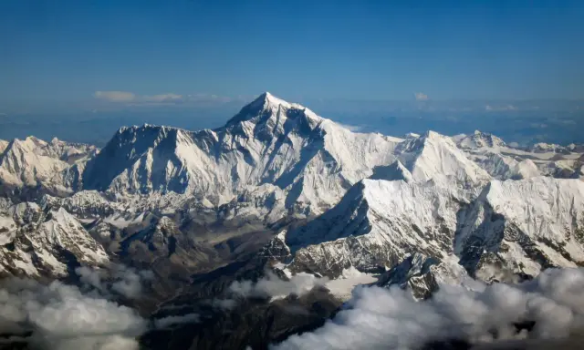 Majestatyczny Everest góruje nad ośnieżonymi szczytami Himalajów. Widok zapiera dech w piersiach, wszystko za Everest.
