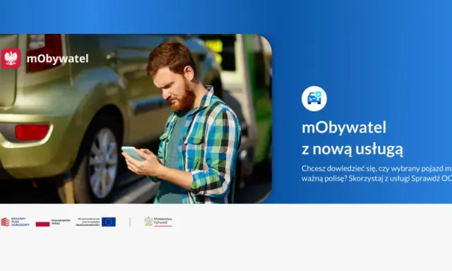 Mężczyzna sprawdza telefonem ważność OC po numerze rejestracyjnym pojazdu. Aplikacja mObywatel oferuje nową usługę.