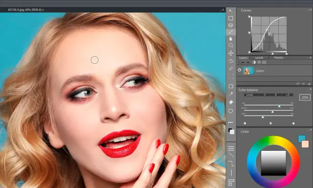 Interfaz de programas para editar fotos, mostrando una mujer con maquillaje y herramientas de ajuste de color y curvas.