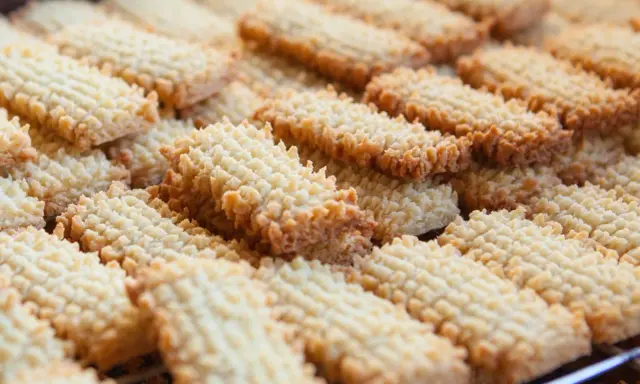 Mnóstwo chrupiących, złotych ciastek ze skwarek siostry Anastazji ułożonych na kratce.