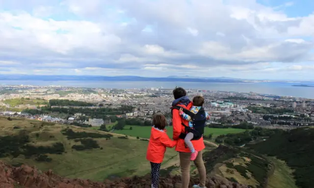 Familia disfrutando de vistas panorámicas de Edimburgo con niños. Un día perfecto para explorar la ciudad.