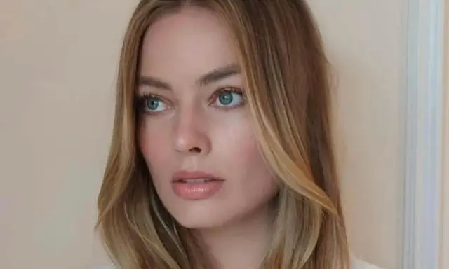 Blond włosy z pasemkami, lekko pofalowane, idealnie podkreślają rysy twarzy. Taka fryzura do kwadratowej twarzy dodaje miękkości.