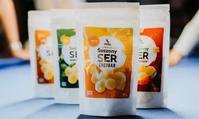Suszony ser cheddar w opakowaniach. Czy ser jest policzalny czy niepoliczalne? Te chrupki serowe to świetna przekąska.