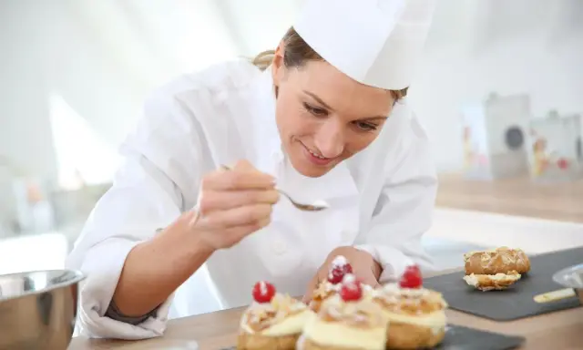 Pâtissière avec CAP, elle décore des choux. Elle rêve d'ouvrir sa boulangerie.