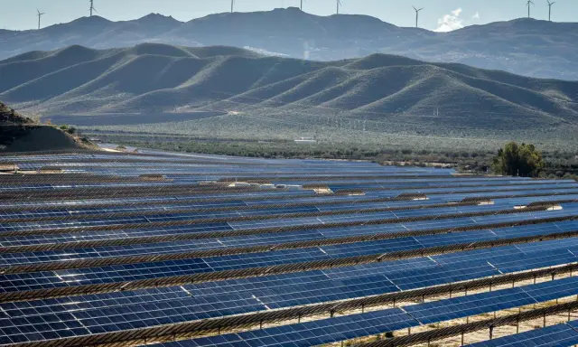 Weite Solarfelder und Windräder auf Hügeln prägen die Landschaft. Ein Zeichen für die fortschreitende energieversorgung spanien.