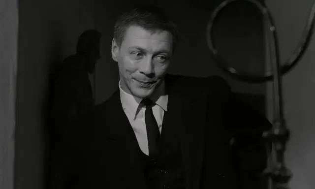 Allan Edwall i kostym, en minnesvärd skådespelare från svenska filmer och tv-program.
