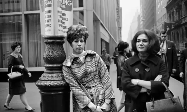 Donne in strada, stile anni '60, un'istantanea che ricorda Stephen Shore.