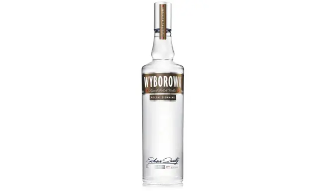 Eine klare Flasche Wyborowa Wodka, "Polski Ziemniak" steht im Fokus. Diese limitierte Edition, hergestellt aus Kartoffeln, verspricht exklusive Qualität.