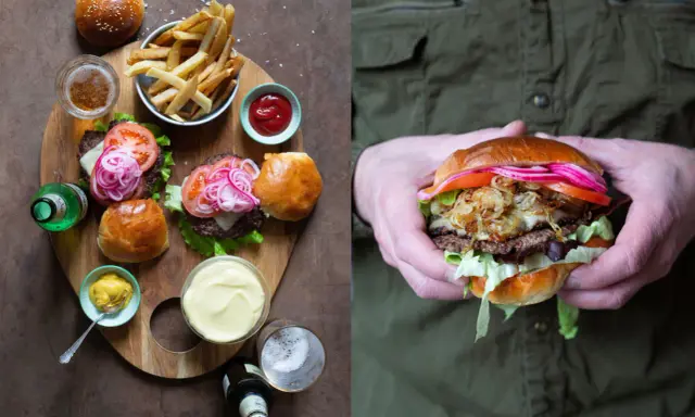 Två läckra hamburgare med pommes frites, öl och tillbehör. Perfekt för lyxiga hamburgare recept.