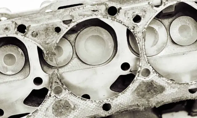 Detalle de culata de motor con válvulas. Averigua cuanto cuesta arreglar la culata de un coche.