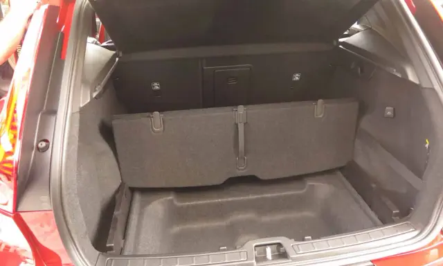 Maletero Volvo XC40 vacío y limpio, listo para cargar equipaje o compras. El espacio es amplio y organizado.