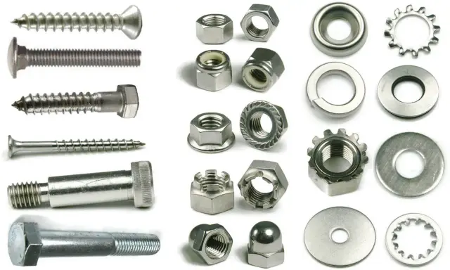 Un surtido de tornillos, tuercas y arandelas metálicas. Un juego tornillos y tuercas para cualquier proyecto.