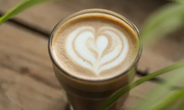 Un latte parfait avec un cœur dessiné dans la mousse. Une invitation à découvrir une recette latte simple et délicieuse.