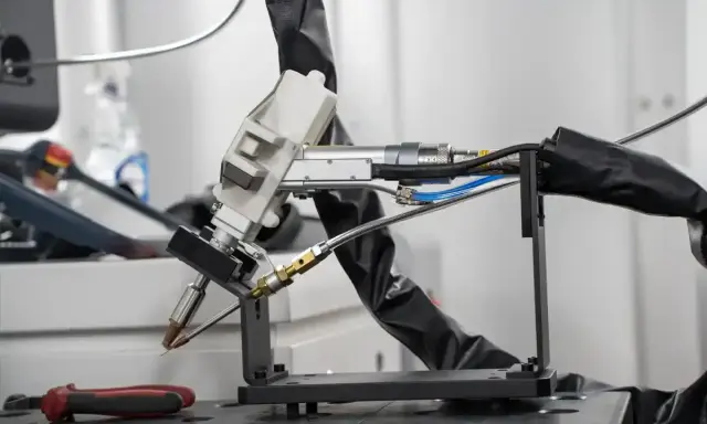 Testina per saldatura laser di precisione, pronta per un lavoro meticoloso.