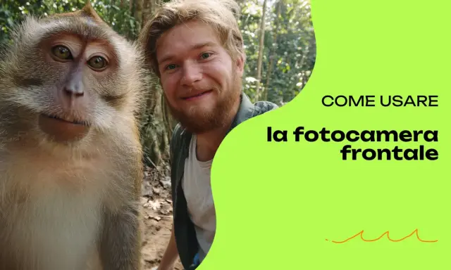 Un uomo sorride accanto a una scimmia, forse per questo la fotocamera interna è sfocata. Testo: "COME USARE la fotocamera frontale".