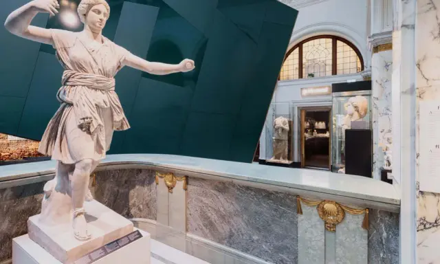 Antik staty i marmor i en modern museimiljö. En av många sevärdheter på roliga museum i Stockholm.