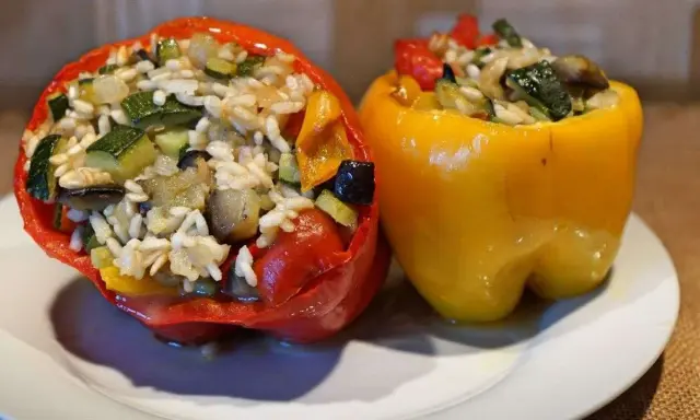 Peperoni ripieni senza carne, un piatto colorato e saporito con riso e verdure miste, pronto per essere gustato.
