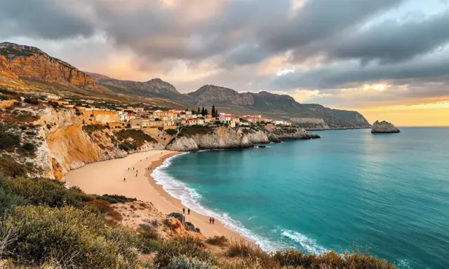 Traumhafte Bucht auf Sardinien im Oktober. Das Wetter ist mild, die Sonne bricht durch die Wolken und taucht die Küste in warmes Licht. Ein perfekter Tag für einen Spaziergang am Strand.
