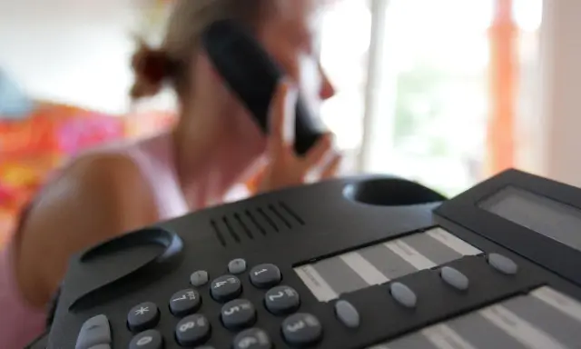 Frau am Telefon, hört auf eine Stimme. Ein fake-anruf mit stimme könnte sie täuschen.