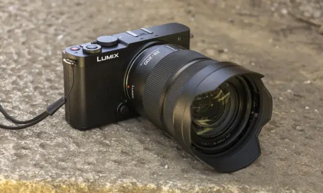 Cámara Lumix S9 negra con lente 28-200mm, lista para capturar momentos.