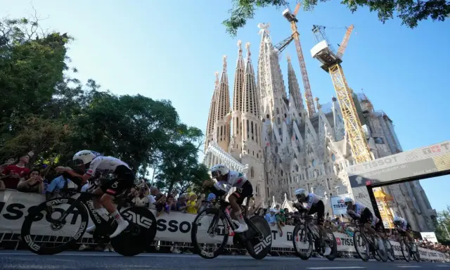 Radfahrer im Zeitfahren vor der Sagrada Familia. Der Tour de France Start in Barcelona ist ein Spektakel.