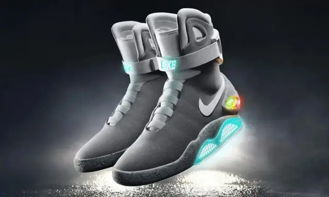 Szare buty Nike z podświetlaną podeszwą i logo, przypominające najdroższe buty Nike z filmu.