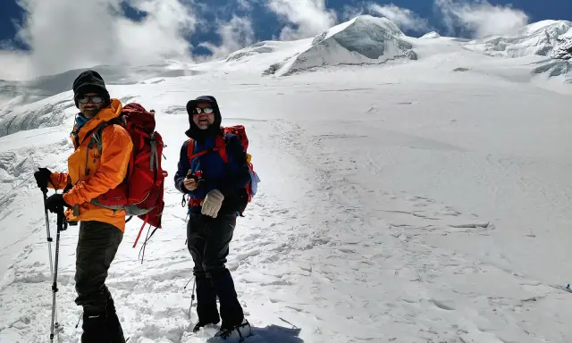 Dwóch alpinistów na śnieżnym szlaku w kierunku Mera Peak.
