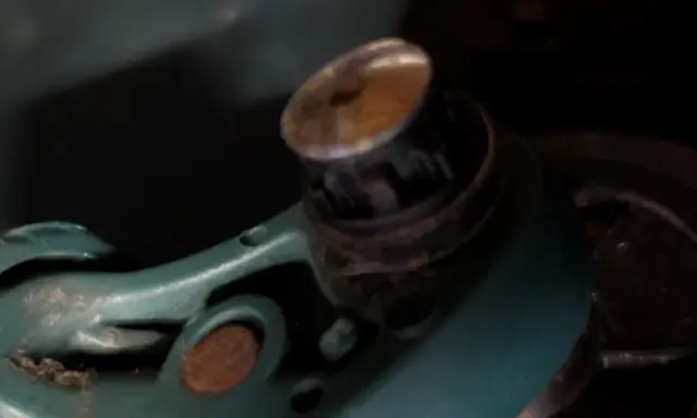 Zepsute kółko walizki Ochnik z bliska, widoczny mechanizm mocowania.