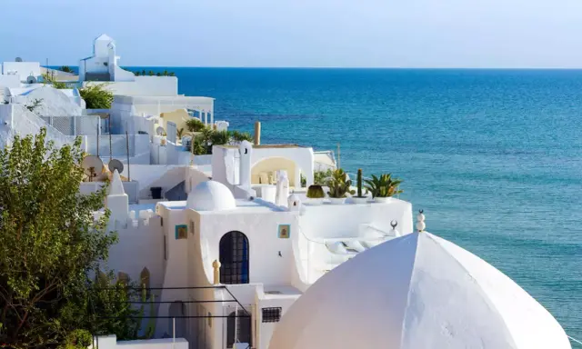 Casas blancas con cúpulas y el mar azul en Túnez. Un lugar perfecto para disfrutar con niños.