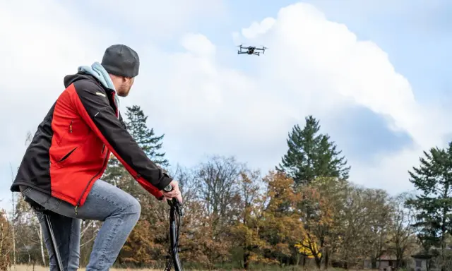 Mann mit Drohne im Flug, die der Spielzeugrichtlinie entspricht.