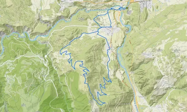 Mapa szlaku rowerowego w górach, pokazująca dolinę rzeki i strome zbocza. Gdzie są Alpy? Tutaj, wśród zielonych wzgórz i skalistych szczytów.