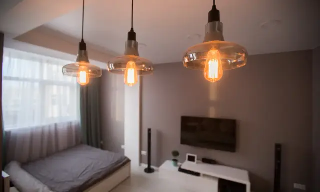 Trzy lampy wiszące z żarówkami Edisona tworzą przytulne oświetlenie bez prądu, idealne do sypialni.
