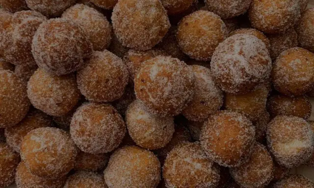 Un mucchio di dolci tipici di Tropea, palline fritte e cosparse di zucchero, invitano ad un assaggio goloso.