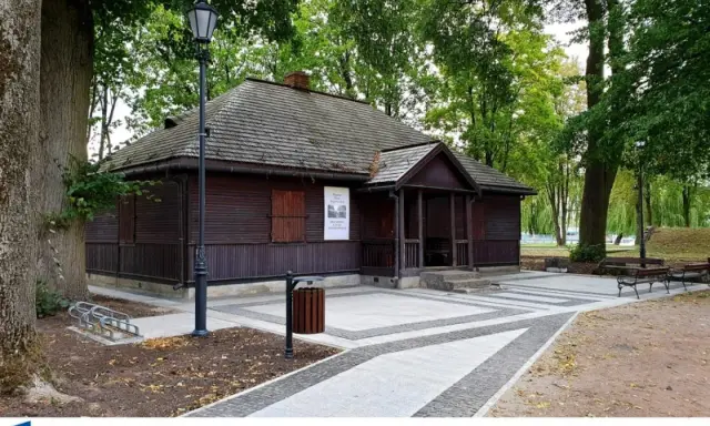 Drewniany budynek, dawna śluza, dziś stanowi muzeum kanału augustowskiego. Otoczony zielenią, zaprasza do zwiedzania.
