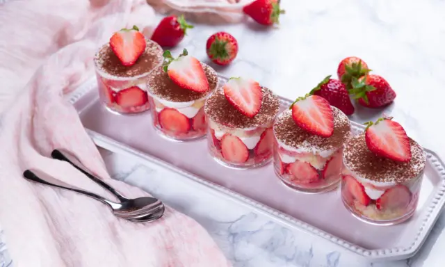Délicieux tiramisu fraise, léger et aérien, préparé avec 500g de mascarpone. Parfait pour un dessert fruité.