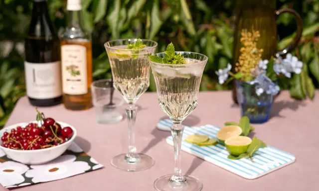 Proste drinki z prosecco: Przepisy na domowe koktajle. Zaskocz gości!