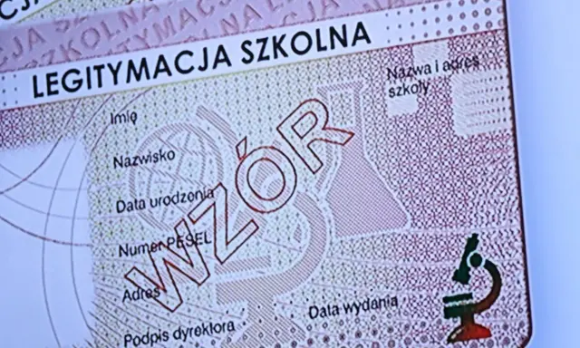 Fragment legitymacja szkolna z polami na dane ucznia i wzorem. Widoczny mikroskop.
