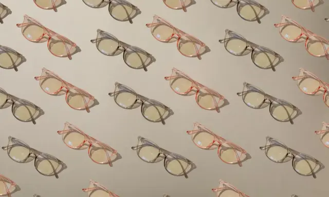 Różowe i szare okulary w kratkę, z soczewkami fotochromowymi. Zastanawiasz się nad fotochromy zalety i wady?