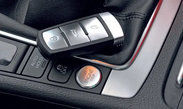 Kluczyk do samochodu z funkcją keyless entry leży na konsoli obok przycisku Start/Stop.