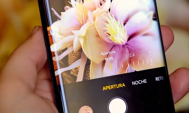 Fotografía con móvil de un ramo de flores, ajustando la apertura a f/0,95 para un efecto bokeh.